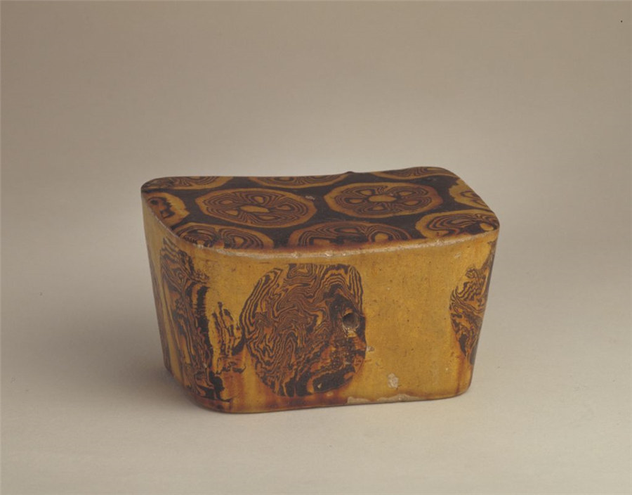 Una almohada de porcelana jaspeada de Gongyi Kiln, de la provincia de Henan. Esta almohada tiene un diseño pequeño y compacto. Su parte delantera es más baja que la espalda. La almohada también cuenta con un orificio de ventilación. [Foto: portal digital del Museo del Palacio Imperial de Beijing]