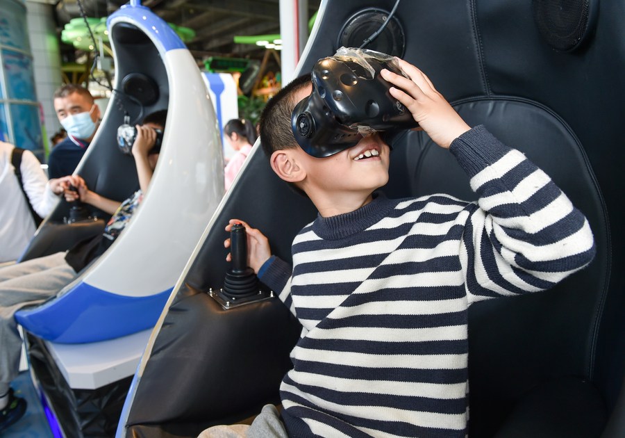 Un niño experimenta dispositivos de realidad virtual en el Museo de Ciencia y Tecnología de Nanjing, capital de la provincia oriental china de Jiangsu, el 1 de mayo de 2023. (Xinhua/Fang Dongxu)