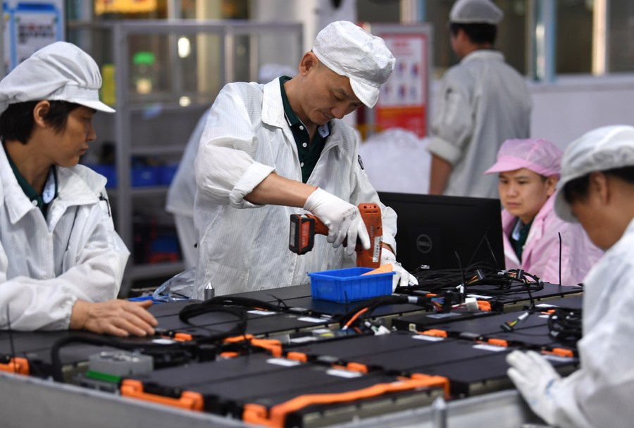 Empleados trabajan en una línea de producción de una fábrica de baterías en el Área de Desarrollo Económico y Tecnológico de Hefei, capital de la provincia oriental china de Anhui, el 29 de julio de 2022.(Xinhua/Liu Junxi)