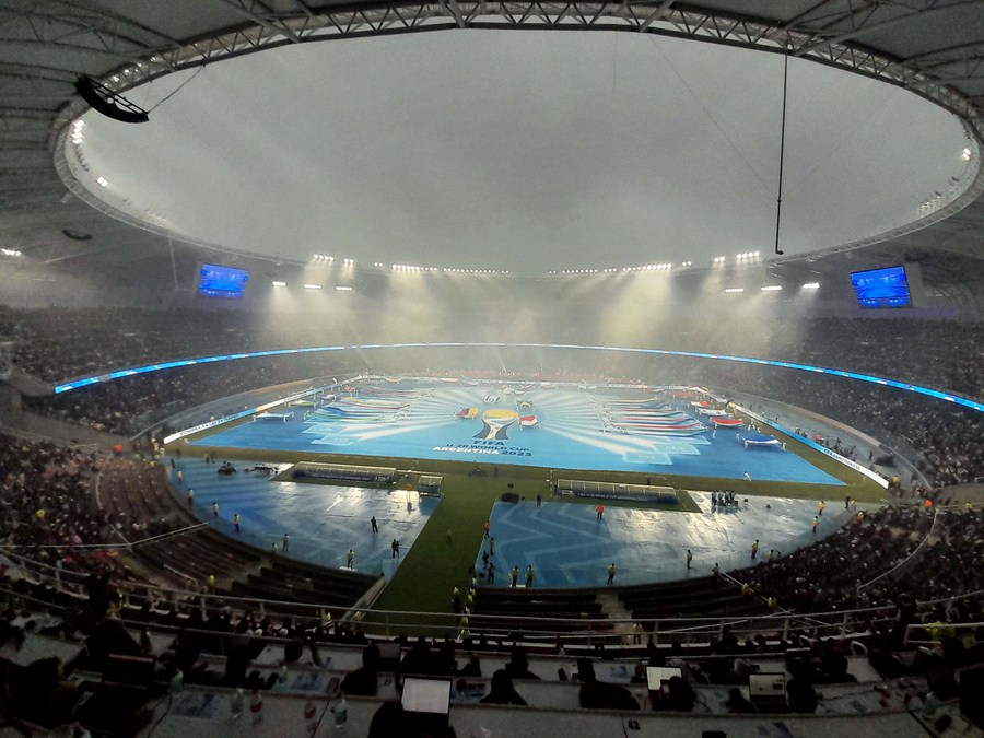 Imagen proveída por la Agencia de Noticias Télam de jóvenes realizando una presentación durante la ceremonia de inauguración de la Copa Mundial Sub-20 de la FIFA, celebrada en el Estadio Madre de Ciudades, en la ciudad de Santiago del Estero, Argentina, el 20 de mayo de 2023. (Xinhua/Emilio Rapetti/TELAM)