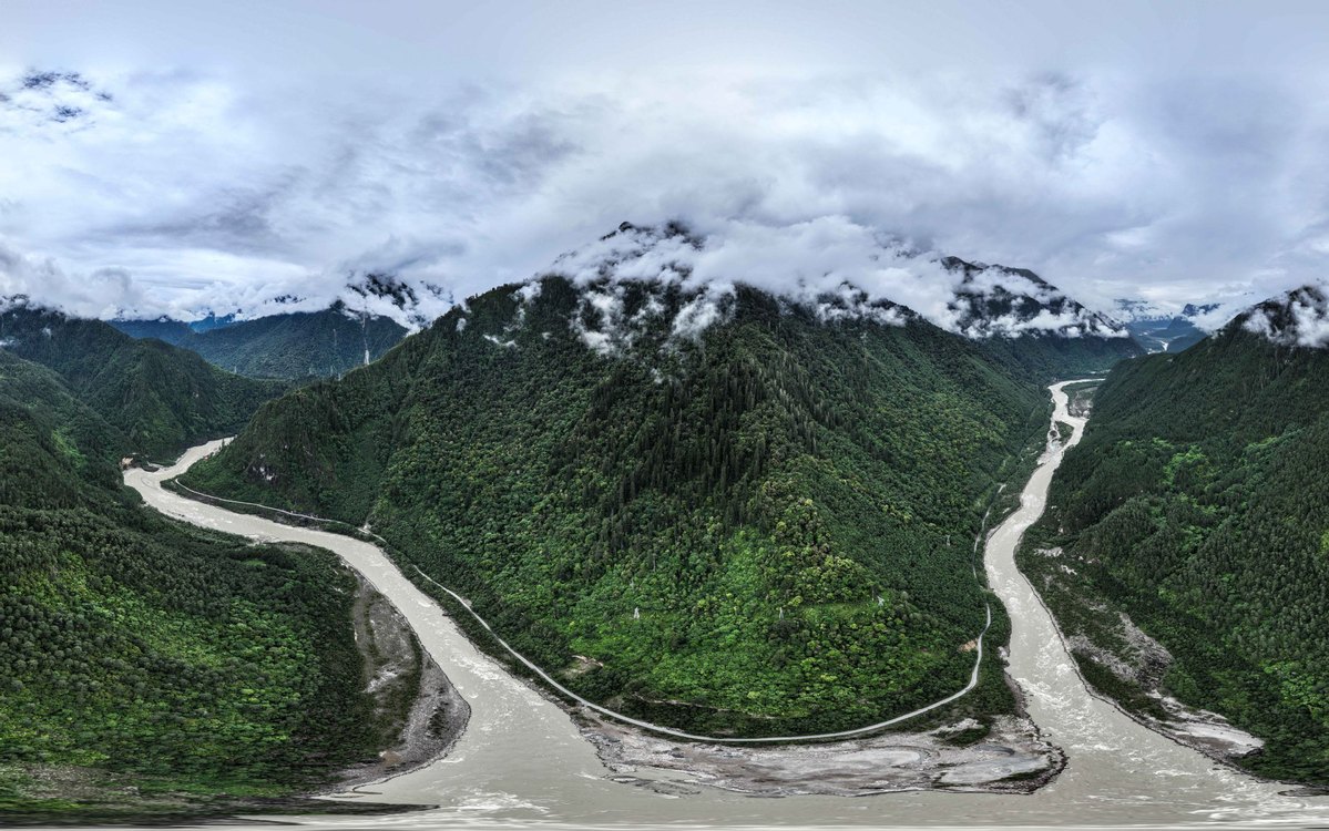 Vista aérea de la zona del árbol más alto de Asia en el distrito de Bome, ciudad de Nyingchi, región autónoma de Xizang, en el suroeste de China, el 15 de junio de 2023. El récord del árbol más alto de la parte continental de China se ha actualizado varias veces en poco más de un año. [Foto/Xinhua]