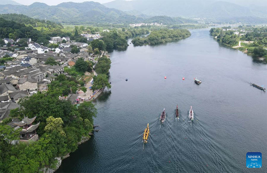 Anhui: Personas participan en carrera de botes del dragón en municipio de Taohuatan de distrito de Jingxian