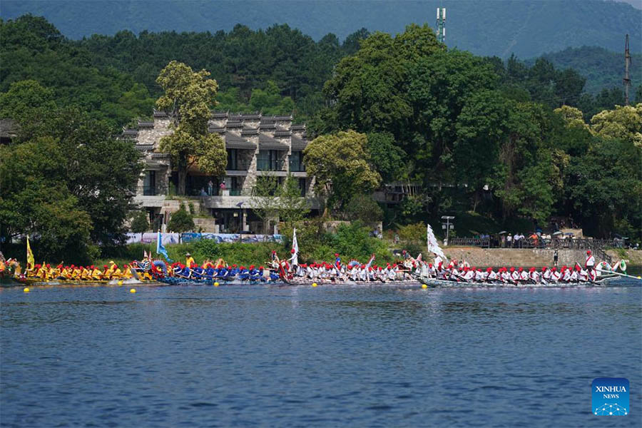 Anhui: Personas participan en carrera de botes del dragón en municipio de Taohuatan de distrito de Jingxian