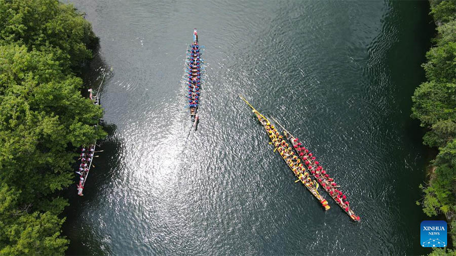 Anhui: Personas participan en carrera de botes del dragón en municipio de Taohuatan de distrito de Jingxian