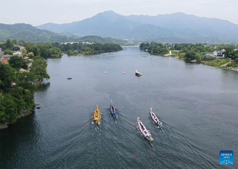 Anhui: Personas participan en carrera de botes del dragón en municipio de Taohuatan de distrito de Jingxian