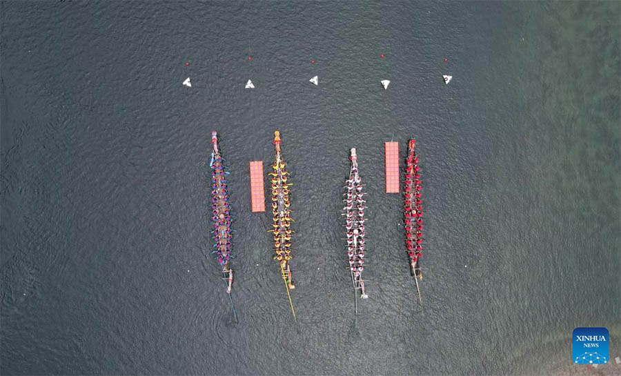 Anhui: Personas participan en carrera de botes del dragón en municipio de Taohuatan de distrito de Jingxian