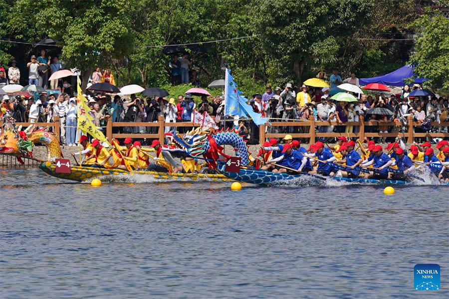 Anhui: Personas participan en carrera de botes del dragón en municipio de Taohuatan de distrito de Jingxian