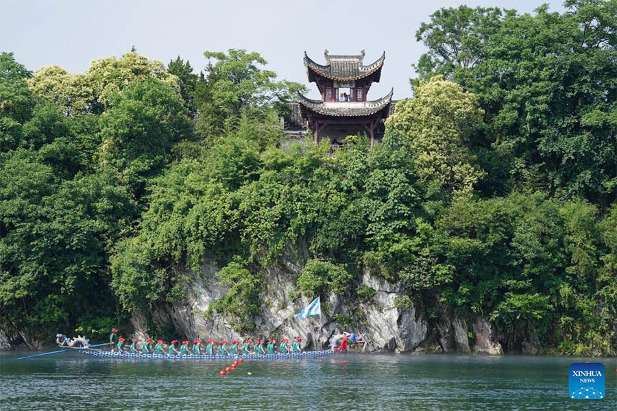 Anhui: Personas participan en carrera de botes del dragón en municipio de Taohuatan de distrito de Jingxian