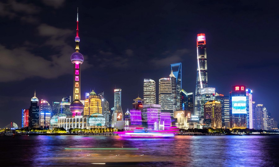 Panorámica nocturna de área de Lujiazui, en la municipalidad oriental china de Shanghai. (Xinhua/Wang Xiang)