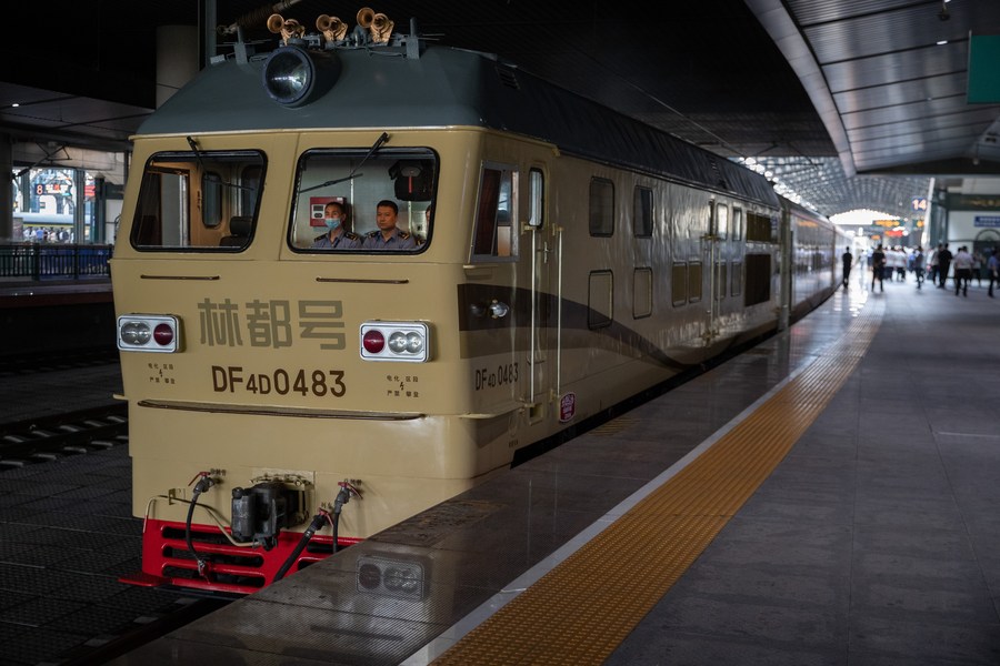 Un tren turístico se prepara para partir en la Estación Ferroviaria de Harbin, capital de la provincia nororiental china de Heilongjiang, el 18 de junio de 2023. (Xinhua/Zhang Tao)