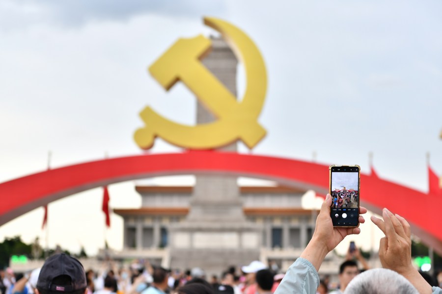 Un hombre toma fotos de la decoración establecida para la gran ceremonia con motivo del centenario del Partido Comunista de China (PCCh), en Beijing, la capital china, el 3 de julio de 2021. (Xinhua/Li Xin)