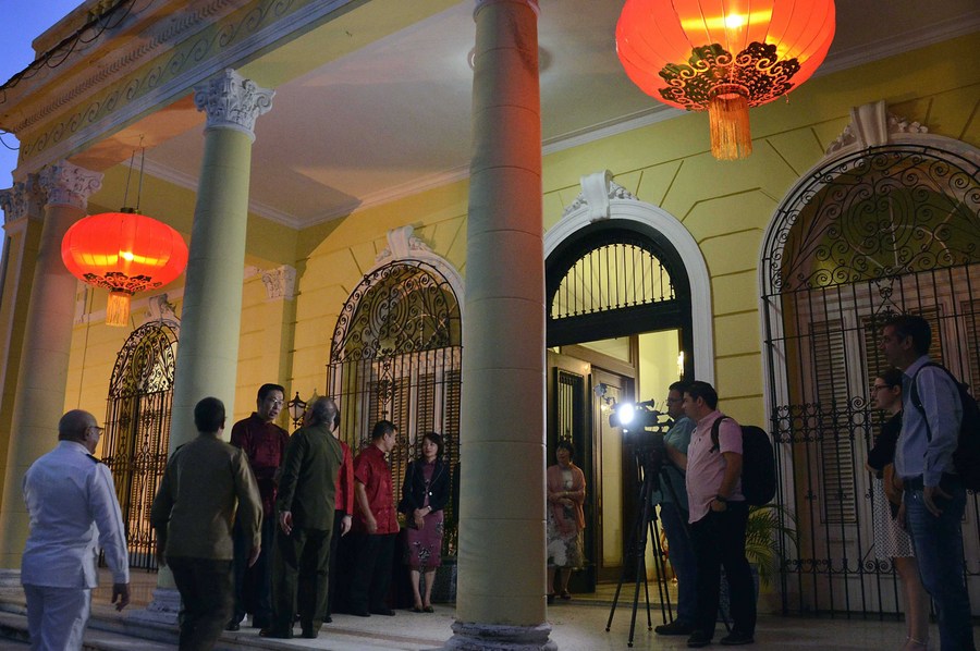 Imagen del 1 de febrero de 2019 del embajador de China en Cuba, Chen Xi, recibiendo a los invitados a la recepción para celebrar la llegada del Año Nuevo Lunar chino, en la embajada de China en Cuba, en La Habana, Cuba. (Xinhua/Joaquín Hernández)