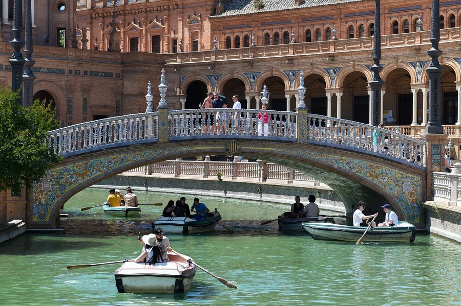 Turistas disfrutan en la Plaza de España, en la ciudad española de Sevilla, el 7 de mayo de 2023. (Xinhua/Gustavo Valiente)