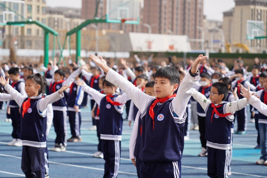 Niños hacen ejercicios en el campo deportivo de la escuela primaria Yunxi, en la Nueva Área de Xiong'an, ubicada en la provincia septentrional china de Hebei, el 23 del marzo de 2023. (Xinhua/Mu Yu)