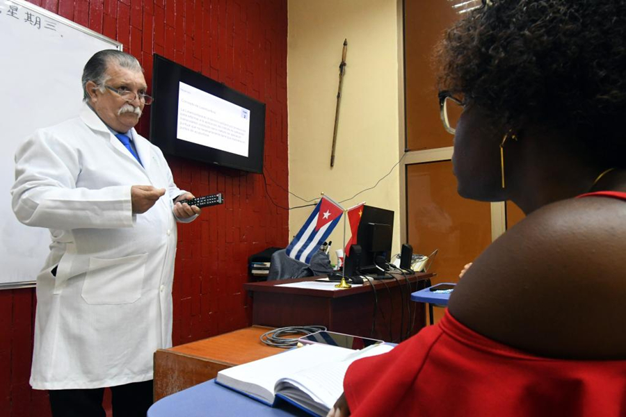 LA HABANA, 7 julio, 2023 (Xinhua) -- Imagen del 5 de julio de 2023 del especialista en medicina tradicional china, Carlos Antonio Delgado (i), impartiendo una clase en un aula del Instituto Confucio, en La Habana, capital de Cuba. Desde hace 40 años, el cubano Carlos Antonio Delgado es un apasionado de la medicina tradicional china, una especialidad que no sólo aplica en la labor clínica diaria, sino que además utiliza para la formación de nuevos especialistas. (Xinhua/Joaquín Hernández)