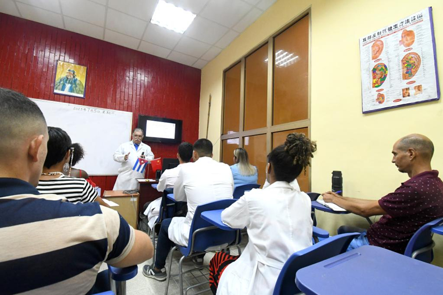 LA HABANA, 7 julio, 2023 (Xinhua) -- Imagen del 5 de julio de 2023 del especialista en medicina tradicional china, Carlos Antonio Delgado (c-atrás), impartiendo una clase en un aula del Instituto Confucio, en La Habana, capital de Cuba. Desde hace 40 años, el cubano Carlos Antonio Delgado es un apasionado de la medicina tradicional china, una especialidad que no sólo aplica en la labor clínica diaria, sino que además utiliza para la formación de nuevos especialistas. (Xinhua/Joaquín Hernández)