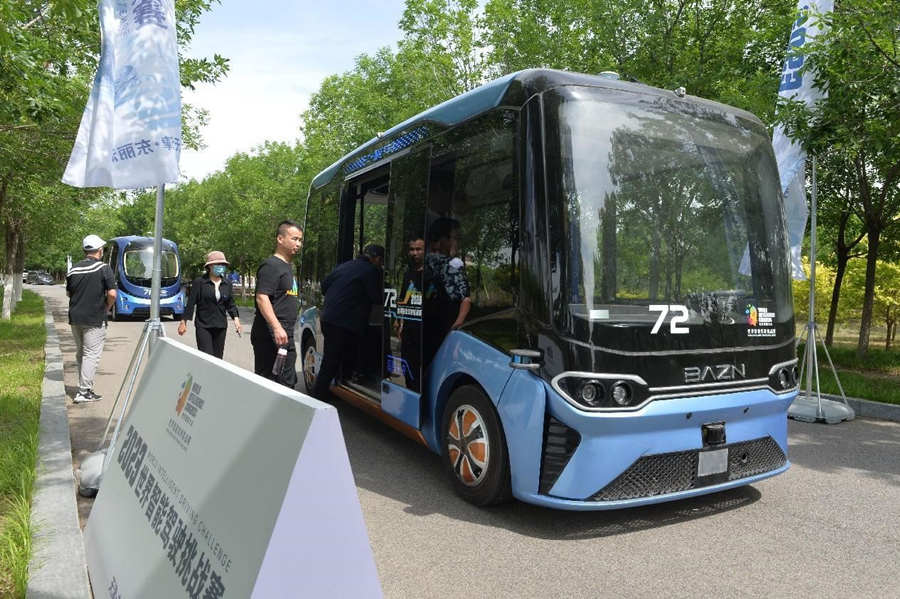 Los ciudadanos viajan en autobuses con piloto automático en el municipio de Tianjin, en el norte de China. (Diario del Pueblo digital/Zhou Wei)