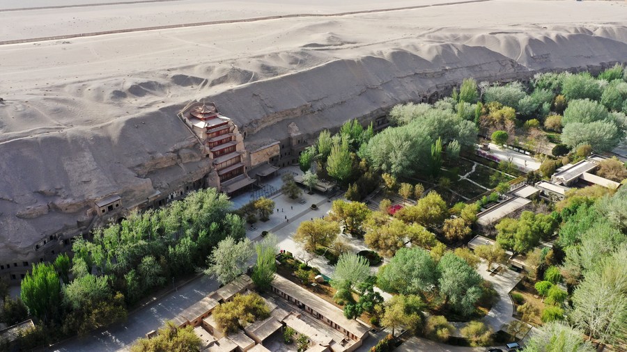 Vista aérea del 25 de abril de 2023 de las Grutas de Mogao en Dunhuang, en la provincia de Gansu, en el noroeste de China. Ubicadas en Dunhuang, un paso clave a lo largo de la antigua Ruta de la Seda,  las Grutas de Mogao albergan una vasta colección de obras de arte budista, que incluye más de 2.000 esculturas de colores y 45.000 metros cuadrados de murales en 735 cuevas. (Xinhua/Chen Bin)