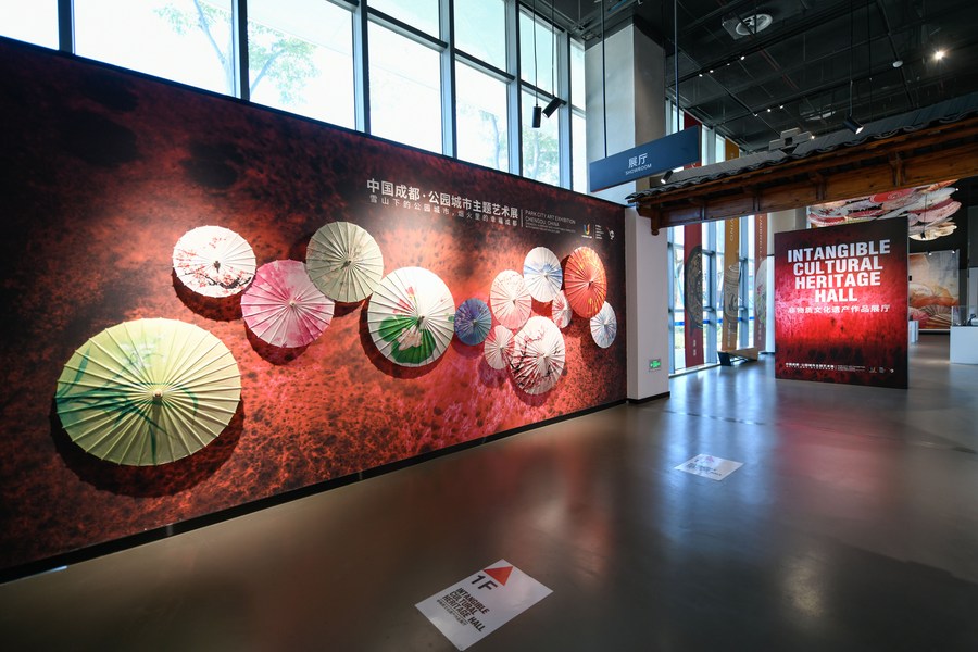 Vista del salón del patrimonio cultural inmaterial en la Villa de la Universiada de Chengdu, en la provincia suroccidental china de Sichuan, el 16 de julio de 2023. (Xinhua/Xu Bingjie)