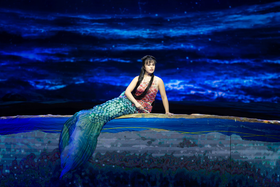 Amare Swierc interpreta a Cai Ping en Sirena China, inaugurando el XII Festival de Teatro Infantil de China en Beijing el 15 de julio de 2023. [Foto proporcionada a chinadaily.com.cn]