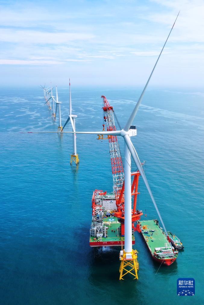 La primera turbina eólica marina del mundo con una capacidad de generación de energía de 16 megavatios opera en el campo de turbinas eólicas marinas de Fujian, 19 de julio de 2023. (Foto: Xinhua)