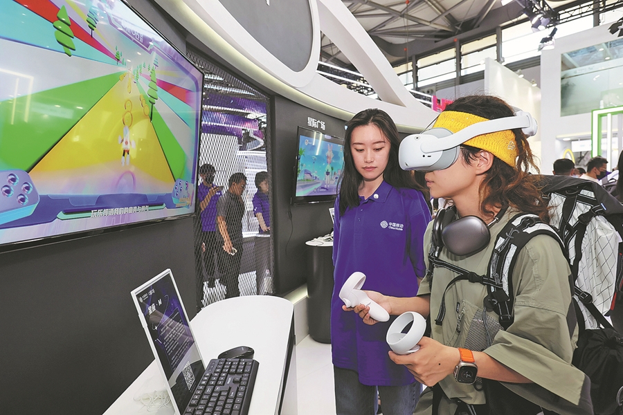 Usuarios experimentan dispositivos de realidad virtual en el MWC de este año en Shanghai. [Foto: Xinhua]