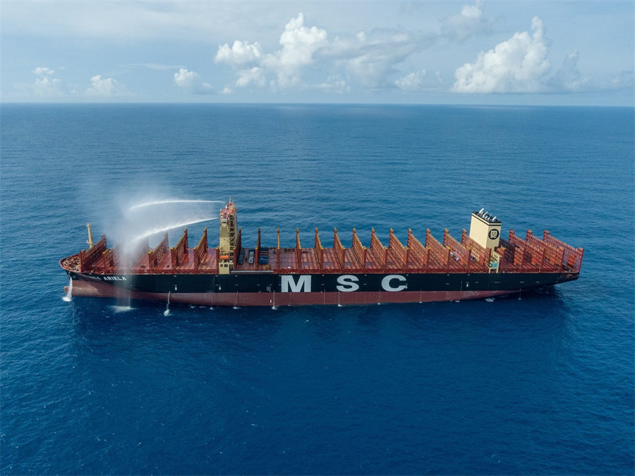 China entrega el primero de ocho súper portacontenedores para MSC