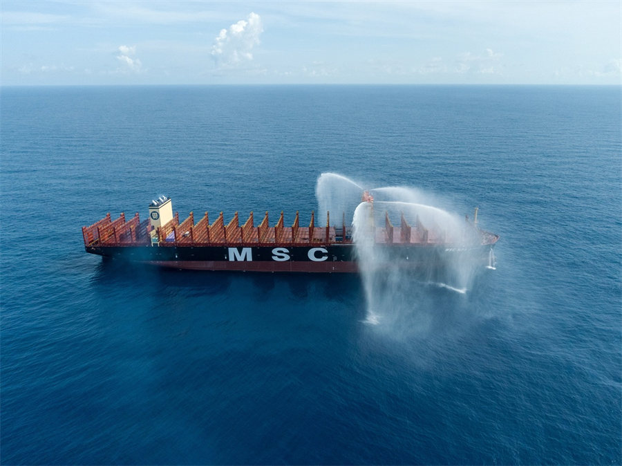 China entrega el primero de ocho súper portacontenedores para MSC