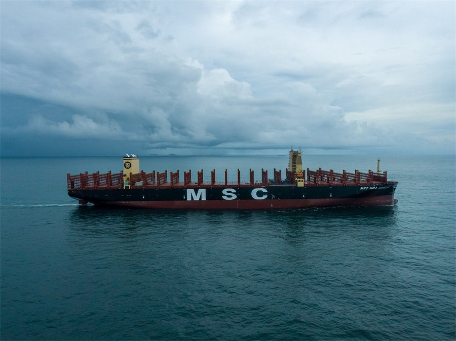 China entrega el primero de ocho súper portacontenedores para MSC