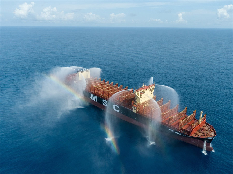 China entrega el primero de ocho súper portacontenedores para MSC