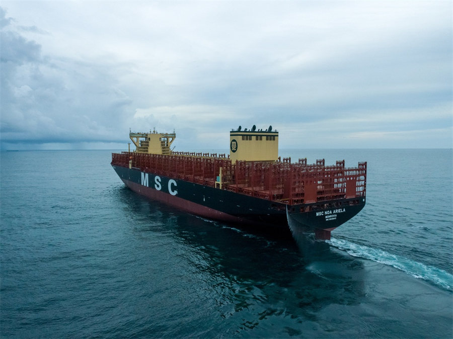 China entrega el primero de ocho súper portacontenedores para MSC