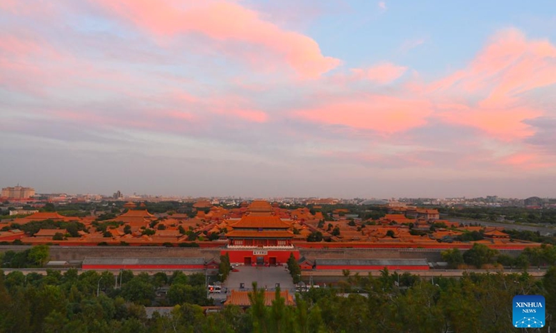Esta foto tomada el 7 de junio de 2023 muestra la vista del resplandor del atardecer sobre el Museo del Palacio en Beijing, capital de China. (Foto: Xinhua)
