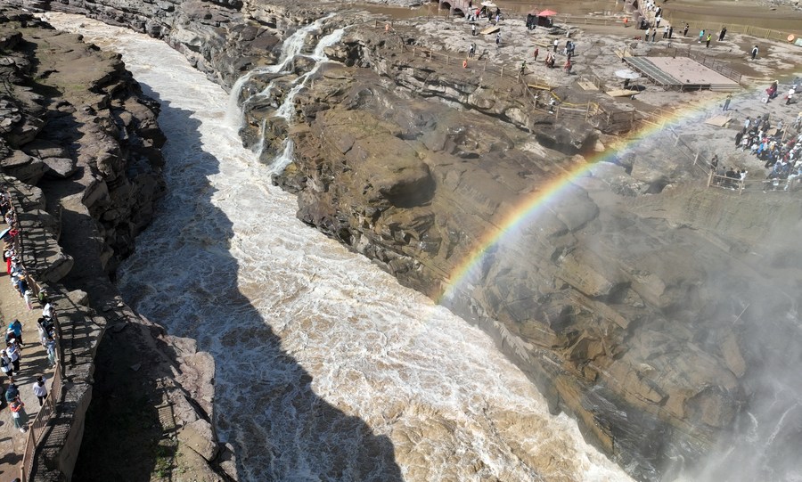 Turistas visitan la catarata de Hukou en el río Amarillo, un atractivo turístico chino ubicado en los límites entre la provincia septentrional de Shanxi y la noroccidental de Shaanxi, el 3 de julio de 2023. (Xinhua/Zhang Lan)