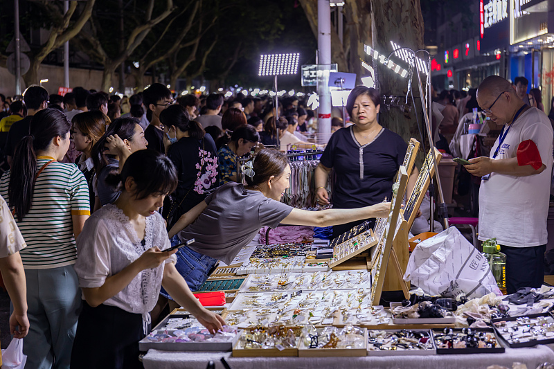 Los residentes pasan tiempo libre de calidad en un mercado nocturno en Bijie, provincia de Guizhou, suroeste de China. A medida que la economía nocturna está en auge, se han instalado más de 100 puestos de vendedores ambulantes. (Foto: VCG)