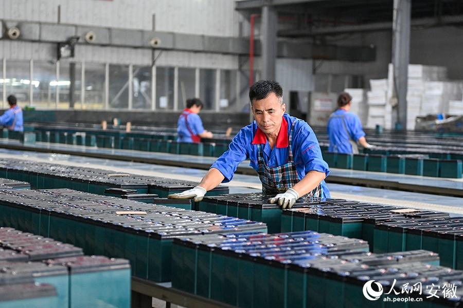 Taller de montaje de Tianneng Battery Group (Anhui) en Jieshou, Fuyang, provincia de Anhui. (Foto: Diario del Pueblo Digital/ Miao Zijian)