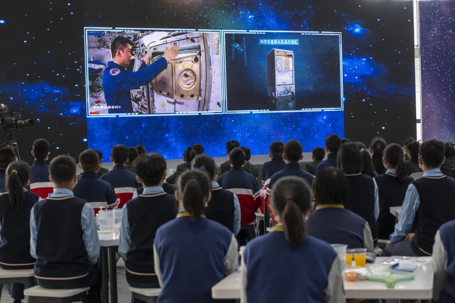 Estudiantes asisten a la tercera clase en vivo de la serie de la "Clase Tiangong" en el Museo de Ciencia y Tecnología de Henan, en Zhengzhou, capital de la provincia de Henan, en el centro de China, el 12 de octubre de 2022. (Xinhua/Xu Jiayi)