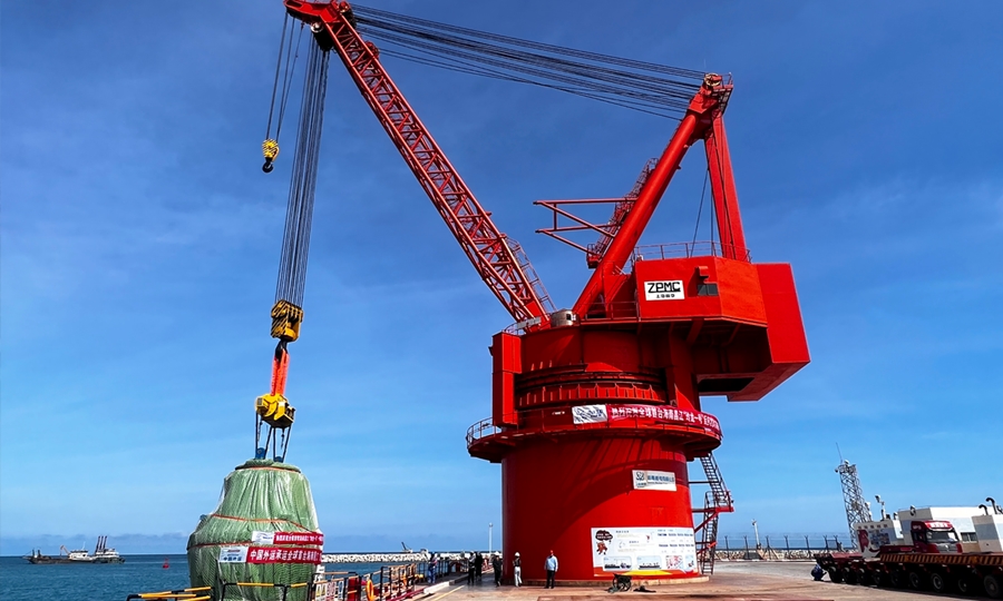 El reactor modular pequeño multipropósito Linglong One se descarga en el muelle de la central nuclear de Changjiang, provincia de Hainan, 27 de julio del 2023. (Foto: Tao Mingyang/GT)