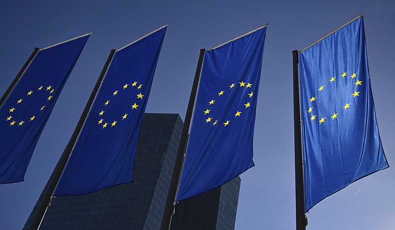 Banderas de la Unión Europea ondean fuera de la sede de la Comisión Europea en Bruselas, Bélgica, 1º de marzo del 2023. [Foto: agencias]