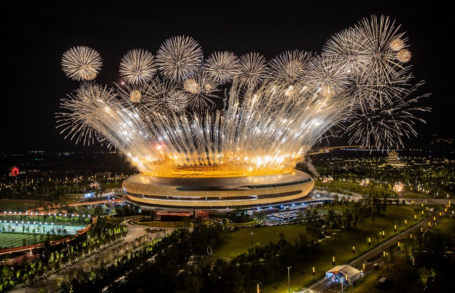 Fuegos artificiales son vistos durante la ceremonia de apertura de la 31ª edición de verano de los Juegos Mundiales Universitarios de la FISU, en Chengdu, provincia de Sichuan, en el suroeste de China, el 28 de julio de 2023. (Xinhua/Huang Wei)