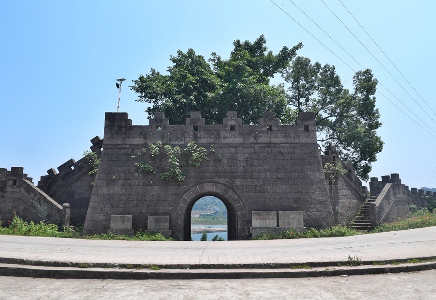 Una puerta del antiguo campo de batalla de Shenbi en el distrito de Hejiang de la ciudad de Luzhou, en la provincia suroccidental china de Sichuan, el 27 de junio de 2023. (Xinhua/Liu Kun)