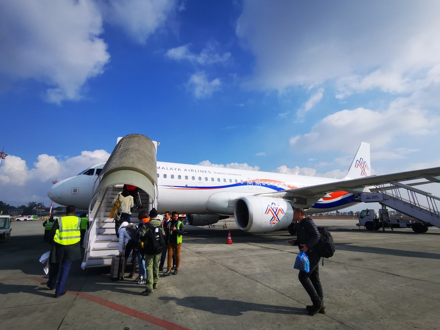 La foto tomada el 17 de enero de 2023 muestra un avión de Himalaya Airlines que conecta a Katmandú y a Beijing, en un aeropuerto en Katmandú, Nepal. (Xinhua/Cortesía)