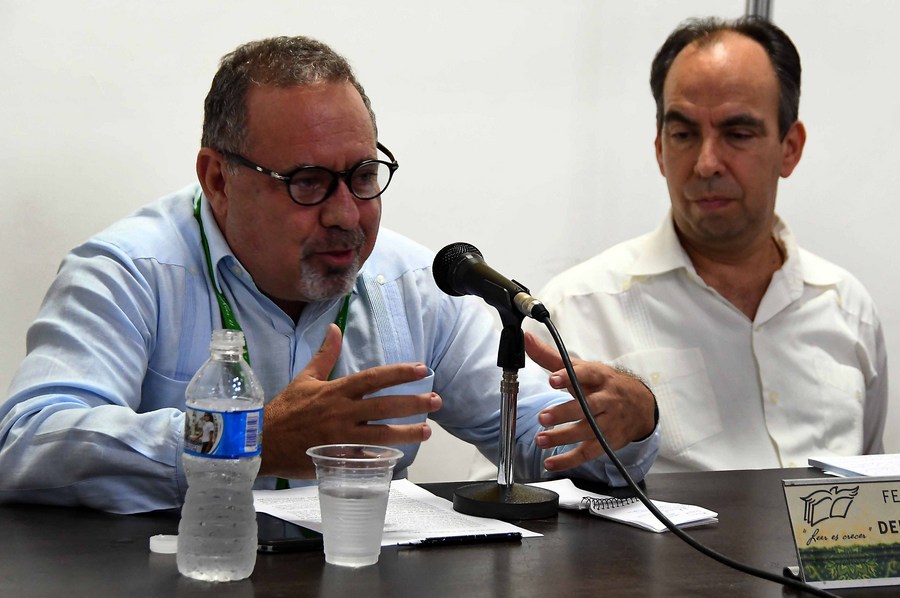 Imagen de archivo del 11 de febrero de 2020, del académico chileno-venezolano Sergio Rodríguez Gelfenstein (i), acompañado del rector del Instituto Superior de Relaciones Internacionales Rogelio Polanco (d), hablando durante la presentación de su libro "China en el siglo XXI. El despertar de un gigante", durante la Feria Internacional del Libro de La Habana, en La Habana, Cuba. (Xinhua/Joaquín Hernández)