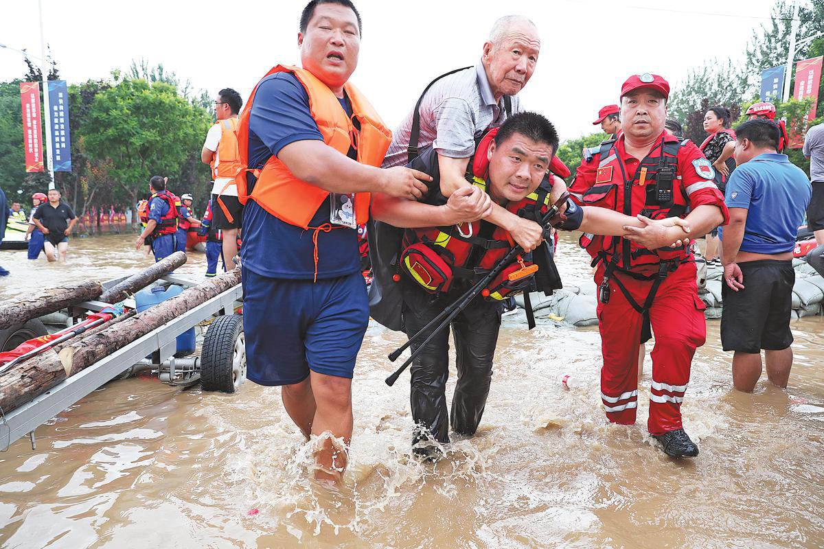 Los equipos de rescate trabajan las 24 horas en Zhuozhou