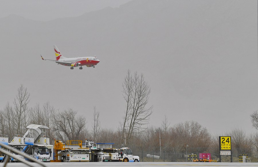 Un avión vuela sobre el Aeropuerto Gonggar en Lhasa, en la región autónoma suroccidental china del Tíbet, el 30 de diciembre 2021. (Xinhua/Zhang Rufeng)