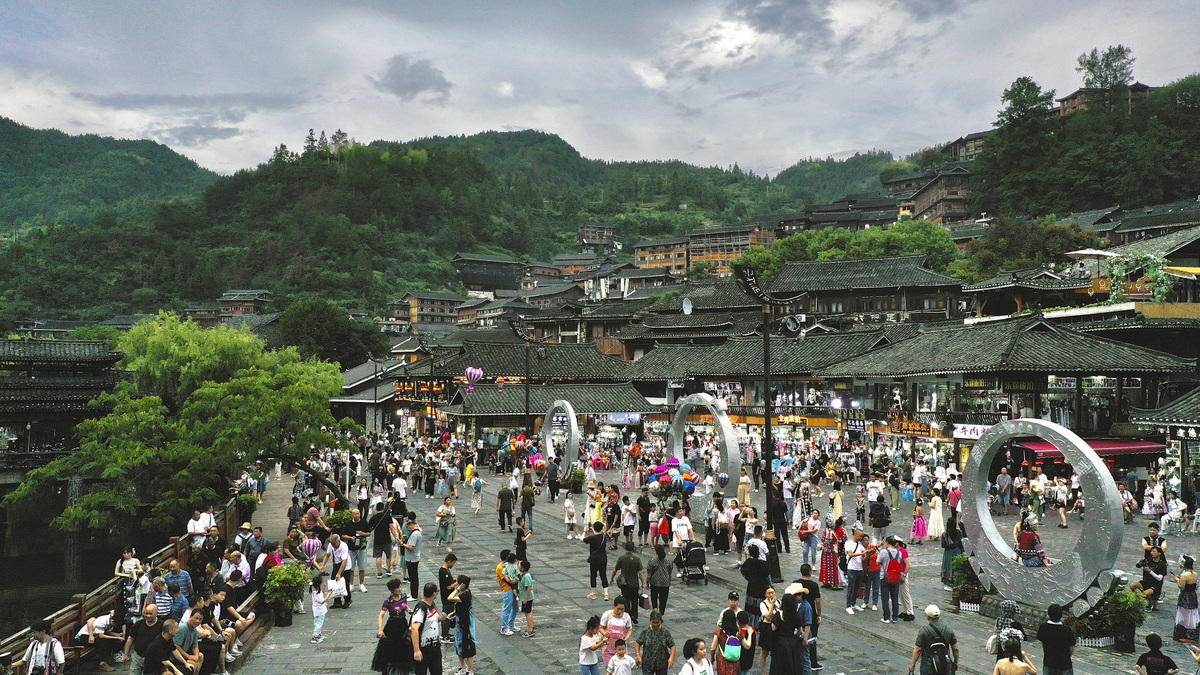 Los turistas acuden en masa a la aldea Miao de Qianhu en Xijiang durante el verano. [Foto de Wu Xianyan/proporcionada a chinadaily.com.cn]