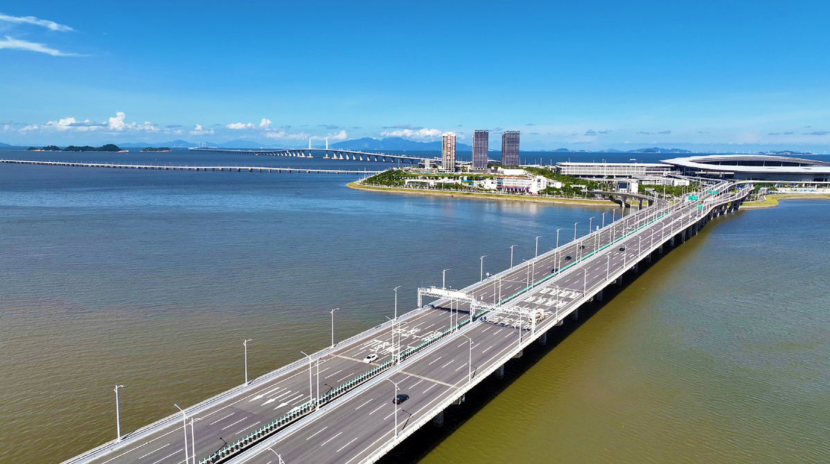 Esta foto tomada por un dron muestra vehículos circulando por el puente Hong Kong-Zhuhai-Macao el 11 de julio de 2023. [Foto/Xinhua]