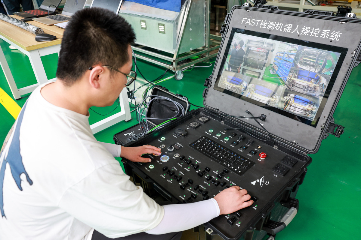 Un ingeniero prueba el sistema del coche robótico inteligente, 25 de julio del 2023. [Foto: Xinhua]