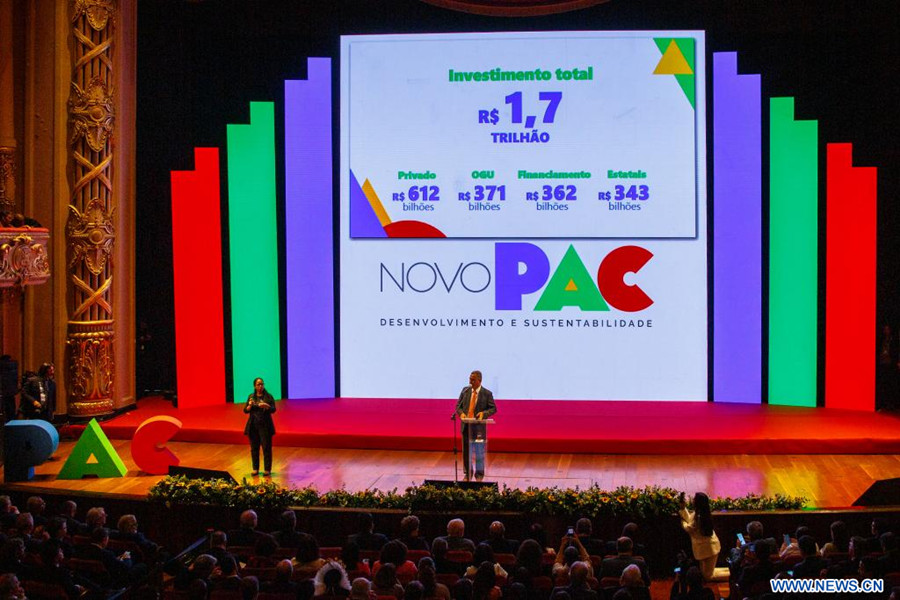  El jefe de Gabinete brasileño, Rui Costa (c), habla durante la ceremonia de presentación del nuevo Programa de Aceleración del Crecimiento (PAC), en el Teatro Municipal, en Río de Janeiro, Brasil, el 11 de agosto de 2023. El PAC es un programa del gobierno federal brasileño que abarca un conjunto de políticas económicas, previstas para los próximos cuatro años, y que tiene como objetivo acelerar el crecimiento económico de Brasil. (Xinhua/Claudia Martini)