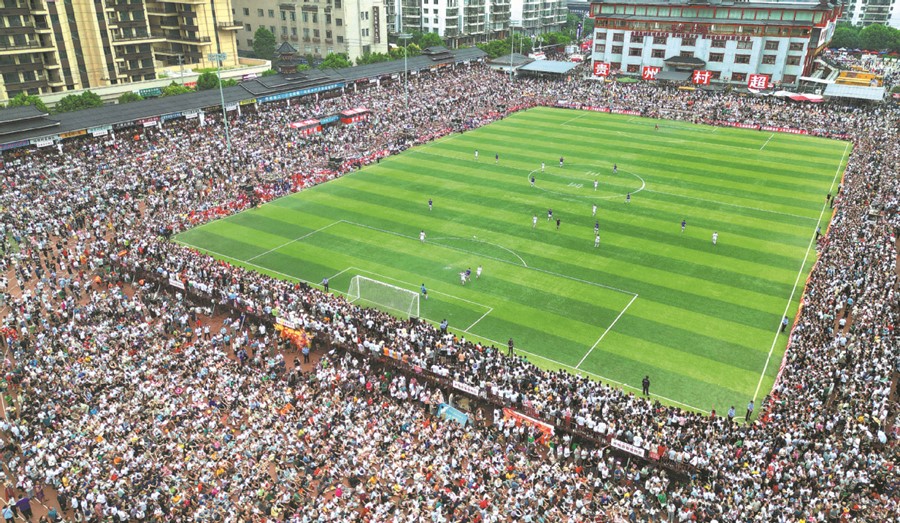 Espectadores disfrutan de las eliminatorias del torneo de fútbol "Super Liga de Aldeas" en el condado Rongjiang, provincia de Guizhou, 29 de julio del 2023. (Foto: Zhu Xingxin/ China Daily)