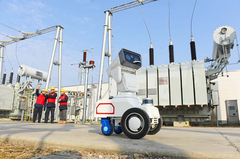 Un robot de patrulla similar a WALL-E realiza este martes una inspección dentro de una instalación de la red eléctrica en Chuzhou, provincia de Anhui. (Foto: VCG)